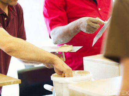 モールテックス施工事例｜混ぜた材料を扱う様子