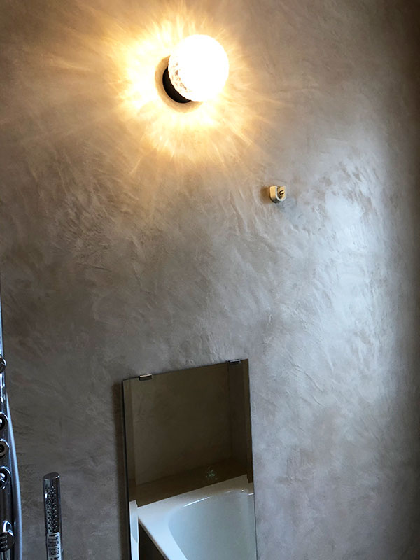 浴室・鏡がある面の壁（モールテックス施工事例）｜株式会社アートモリヤ【190801】